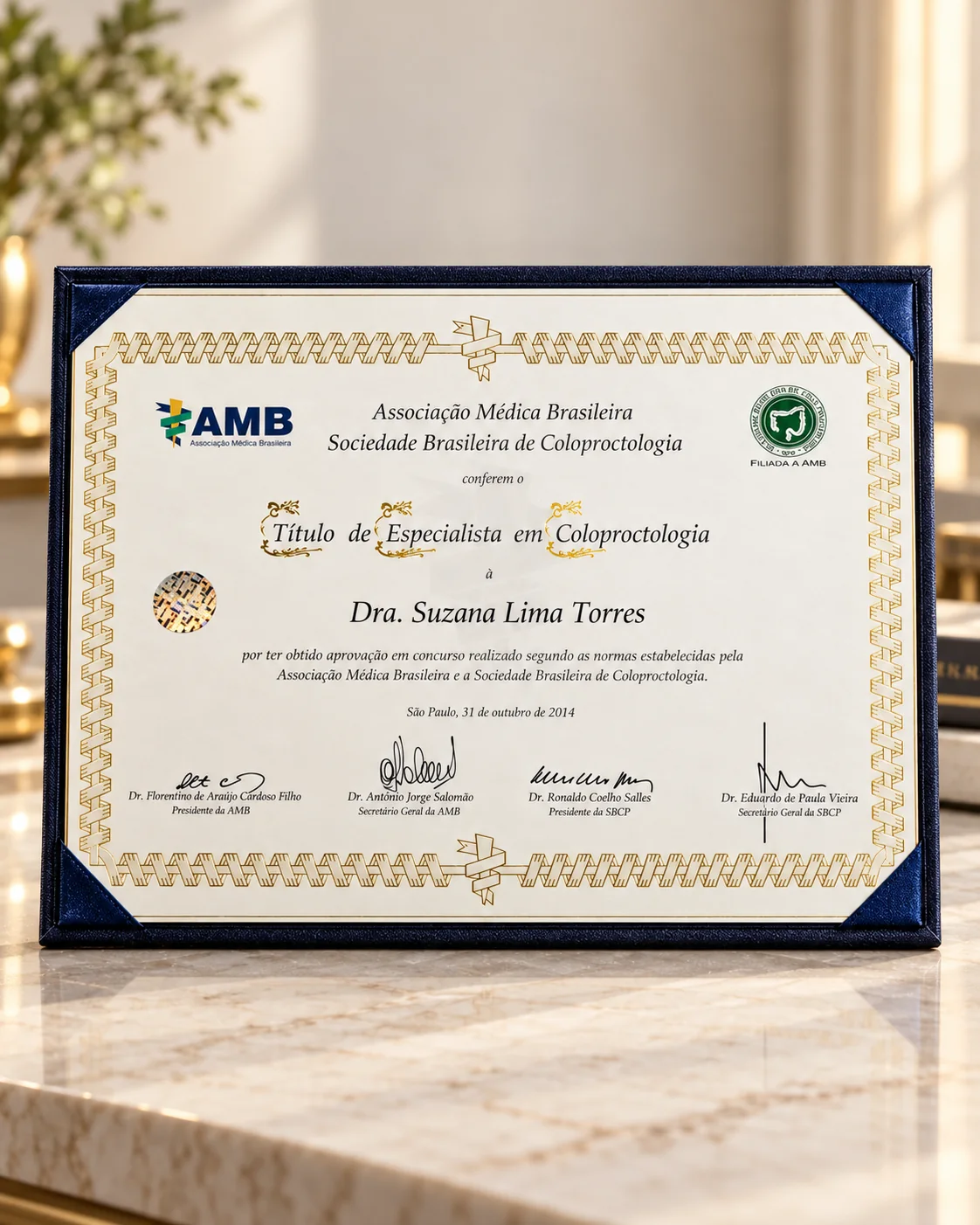 Diploma de Título de Especialista em Coloproctologia da Dra. Suzana Lima Tôrres, emitido pela Associação Médica Brasileira e pela Sociedade Brasileira de Coloproctologia